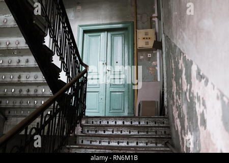 Zeitraum Treppe für ein Apartment Block führt zu einer grünen Tür Stockfoto