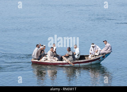 Ägyptische Männer in überfüllten Boot Stockfoto
