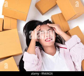 Glückliche Frau mit vielen Paketbox für Lieferung an Kunden oder viele Box von Online shopping Stockfoto