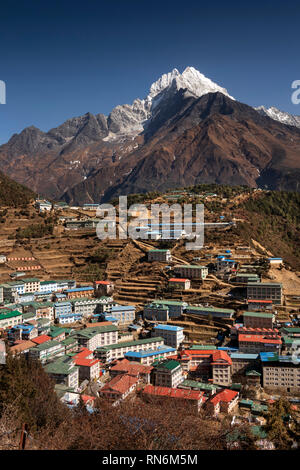 Nepal, Namche Bazar, schneebedeckten Gipfel oberhalb der Stadt Thamserkhu Stockfoto