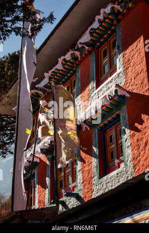 Nepal, Namche Bazar, traditionell erbaute, buddhistische Gompa oberhalb der Stadt gemalt Stockfoto