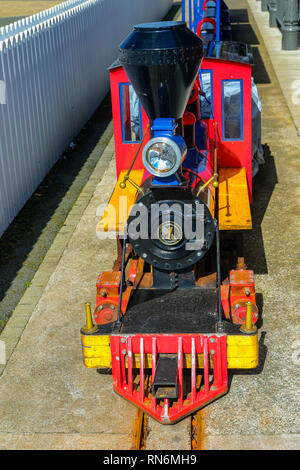 Bunte miniatur Zug am Hafen von Belfast, Belfast, Nordirland, Europa Stockfoto