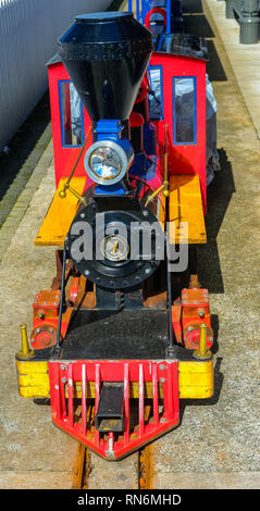 Bunte miniatur Zug am Hafen von Belfast, Belfast, Nordirland, Europa Stockfoto