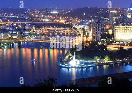 Pittsburgh, Pennsylvania, USA - 18. Juli 2015: Pittsburgh Skyline bei Nacht von Mount Washington Stockfoto