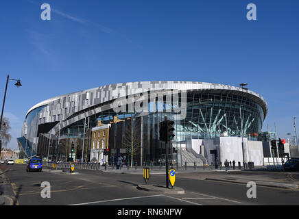 Tottenham London UK 17. Februar 2019 - Die neue Tottenham Hotspur Stadion überragt die umliegenden Gebäude in Tottenham High Road Stockfoto