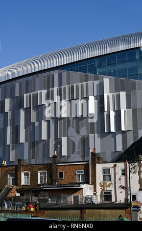 Tottenham London UK 17. Februar 2019 - Die neue Tottenham Hotspur Stadion überragt die umliegenden Gebäude in Tottenham High Road Stockfoto
