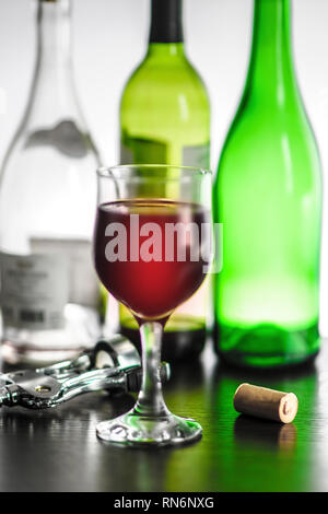 Wein und verschiedene farbige Flaschen Stockfoto