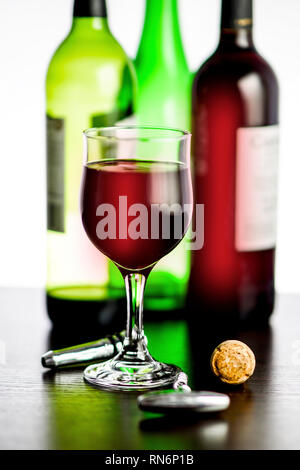 Wein und verschiedene farbige Flaschen Stockfoto