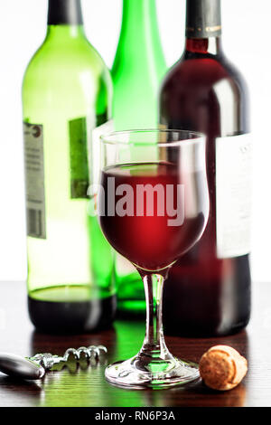 Wein und verschiedene farbige Flaschen Stockfoto