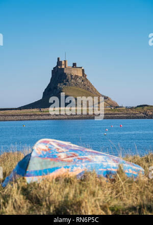 Anzeigen von Lindisfarne Castle nach Renovierung im Februar 2019 fertiggestellt, auf der heiligen Insel in Northumberland, England, Großbritannien Stockfoto