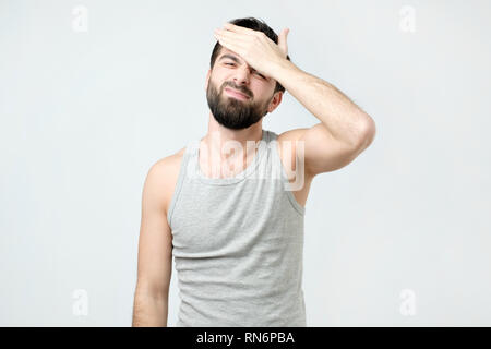 Spanischer Mann die Hand auf die Stirn, die Erinnerung an etwas Wichtiges Stockfoto