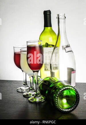 Wein und verschiedene farbige Flaschen Stockfoto