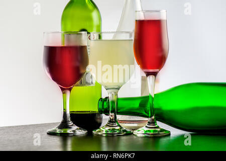 Wein und verschiedene farbige Flaschen Stockfoto