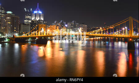 Pittsburgh, Pennsylvania, USA - 18. Juli 2015: Roberto Clemente Brücke und Pittsburgh Skyline bei Nacht Stockfoto
