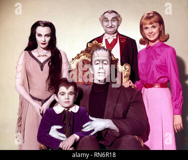 THE MUNSTERS, YVONNE DE CARLO, AL LEWIS, BEVERLEY OWEN, FRED GWYNNE, BUTCH PATRICK, 1964 Stockfoto