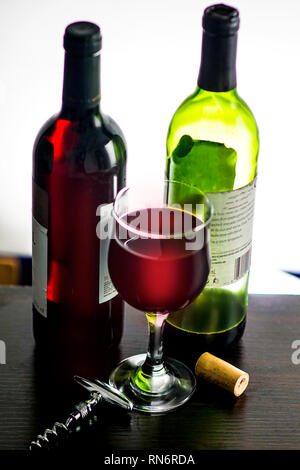 Wein und verschiedene farbige Flaschen Stockfoto