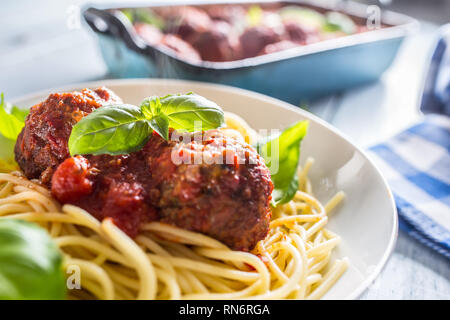 Delisious italienische Mahlzeit Fleisch Rindfleisch Kugeln mit Pasta Spaghetti und Basilikum in weiße Platte. Stockfoto