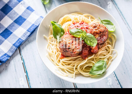 Delisious italienische Mahlzeit Fleisch Rindfleisch Kugeln mit Pasta Spaghetti und Basilikum in weiße Platte. Stockfoto