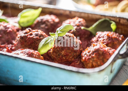 Delisious italienische Mahlzeit Fleisch Rindfleisch Kugeln mit Basilikum in vintage Röster pan. Stockfoto