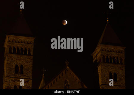 Super Blut wolf mond aus der Vrijthof in Maastricht mit dem Hl. Servatius Kathedrale in Sicht gesehen Stockfoto