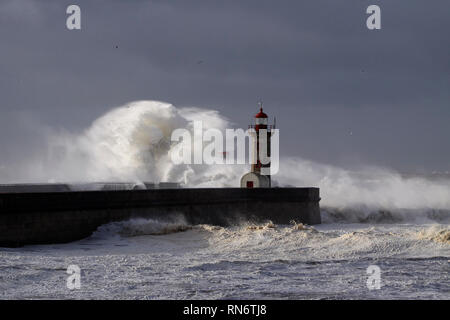 Dunklen Sturm. River Mouth Piers und Leuchttürme von großen Wellen im Meer gegen einen bewölkten Himmel sind, vor dem Regen. Stockfoto