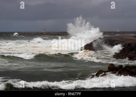 Sturm in der Eingang von Povoa do Varzim Hafen, Portugal Stockfoto