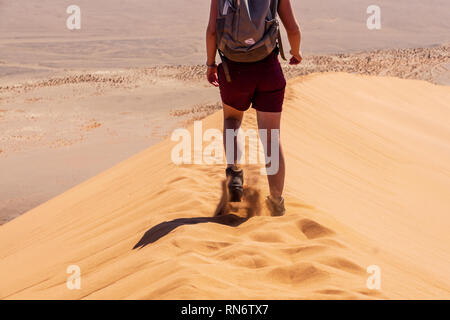 Wandern weiblichen Wandern auf Lanzarote Martian wüstenhaft Landschaft. Zurück Blick auf die junge Frau zu erkunden Vulkaninsel Lanzarote, Kanarische Inseln. Stockfoto