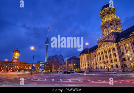 Die molkenmarkt in Berlin mit dem Altes Stadthaus, das Rathaus und Fernsehturm bei Nacht Stockfoto