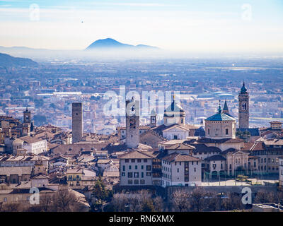 Die Silhouette der alten befestigten Oberstadt von Bergamo Stockfoto