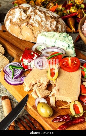 Thunfisch in Olivenöl. Thunfisch in Dosen mit Oliven und Peperoni. Gesunde Nahrung. Stockfoto