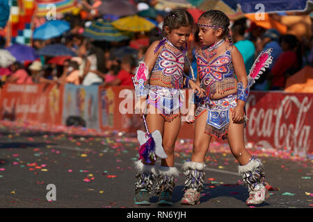 Junge Mädchen verkleidet als Tobas Tänzer in Anden Trachten erklingt in der jährlichen Carnaval Andino la Fuerza del Sol in Arica, Chile con. Stockfoto