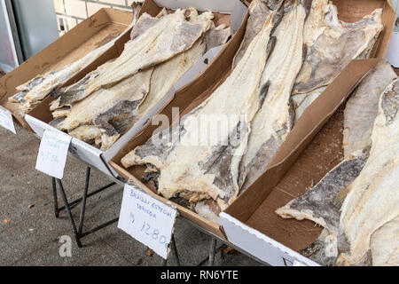 Getrockneter Stockfisch am Markt Stockfoto