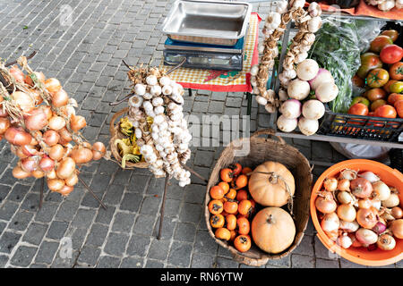 Frisches Gemüse auf der Straße. Ökologische Lebensmittel. Portugal Markt Tag Stockfoto