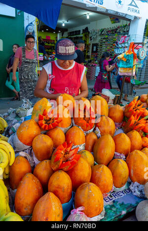 Junge lokaler Mann Verkauf von Obst stehen an einem traditionellen Tlacolula Markt, Oaxaca, Mexiko Stockfoto