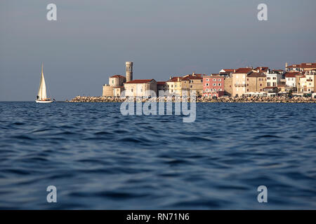 Malerische Altstadt Piran an der Slowenischen Küste, Blick vom Meer von einem Kajak bei Sonnenuntergang, Slowenien, Europa Stockfoto