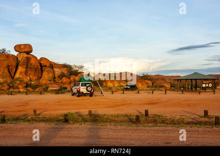 Tennant Creek, Australien - 28 Dezember, 2008: Tourist Camping in der Nähe von Devils Marbles, Australien, Outback. Stockfoto