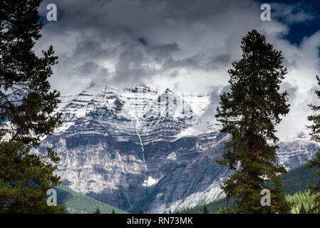 9. SEPTEMBER 2016, MT. ROBSON PROVINCIAL PARK, BRITISH COLUMBIA, KANADA: Blick auf den Mount Robson vom Besucherzentrum des Mount Robson Provincial P Stockfoto