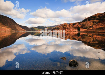 White Cloud Reflections in Water of Llyn Dinas in Nantgwynant Valley in Snowdonia National Park im Herbst. Beddgelert Gwynedd North Wales Großbritannien Stockfoto