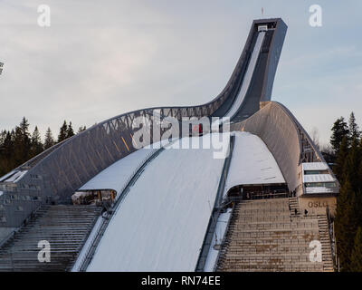 Holmenkollen, dem berühmten Ski Arena der Stadt Oslo. Die ersten Ski Jump Wettbewerb in der Arena wurde 1892 organisiert. Stockfoto