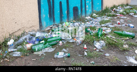 Müll, Dreck, Müll, Flaschen auf dem Boden. Alkoholismus in der kleinen Stadt. Gnesen, Polen Stockfoto