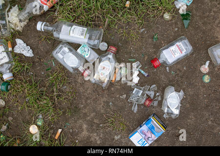 Müll, Dreck, Müll, Flaschen auf dem Boden. Alkoholismus in der kleinen Stadt. Gnesen, Polen Stockfoto