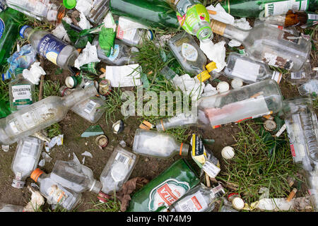 Müll, Dreck, Müll, Flaschen auf dem Boden. Alkoholismus in der kleinen Stadt. Gnesen, Polen Stockfoto