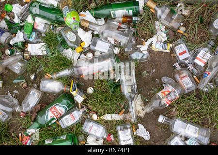 Müll, Dreck, Müll, Flaschen auf dem Boden. Alkoholismus in der kleinen Stadt. Gnesen, Polen Stockfoto