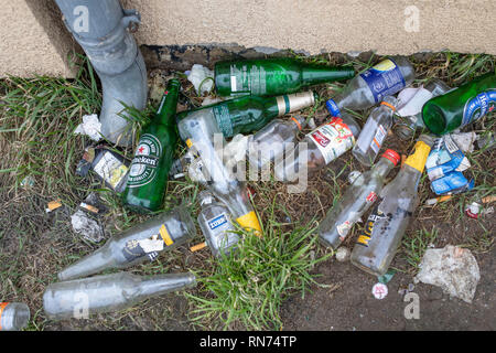 Müll, Dreck, Müll, Flaschen auf dem Boden. Alkoholismus in der kleinen Stadt. Gnesen, Polen Stockfoto