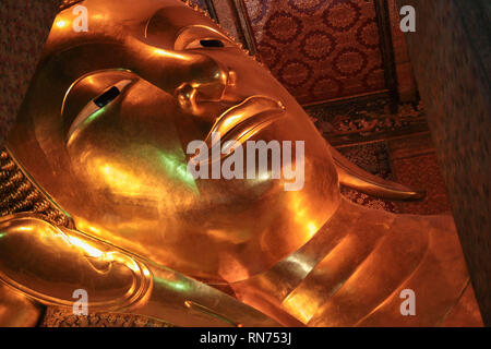 Liegender Buddha Statue gold Gesicht im Wat Pho, Bangkok Stockfoto