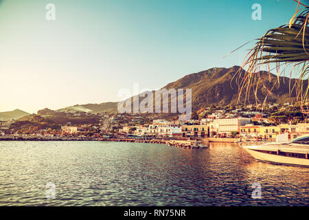 Der Sonnenaufgang von Lacco Ameno Bay, Teil der Insel Ischia. Reisen in Italien. Berühmte Sehenswürdigkeiten und touristische Destination. Soft Focus. Kopieren Sie Platz. Stockfoto