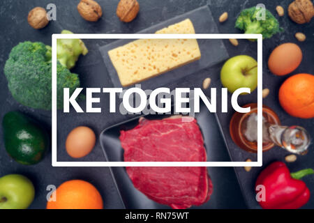 Bild von Produkten für ketogenic Diät auf leeren schwarzen Hintergrund im Studio Stockfoto