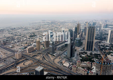 Dubai Financial District auf der 1 Interchange-Sheikh Zayed Road, der Hauptstraße in der Innenstadt von Dubai, Dubai in den Vereinigten Arabischen Emiraten (VAE) Stockfoto