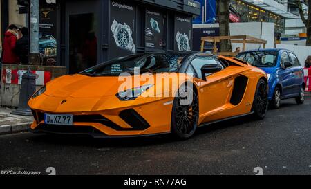 Orange Lamborghini Aventador S Stockfoto