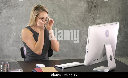 Hübsche Geschäftsfrau, die im Büro. Stockfoto
